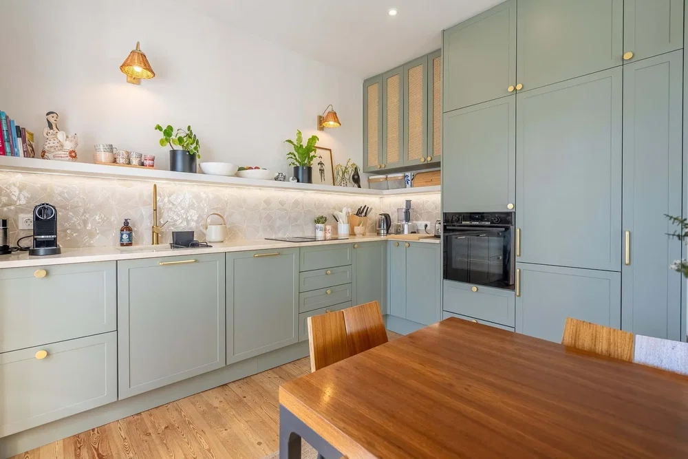 Küche; küchengeräte, holzboden, tageslicht, moderner stil, renoviert