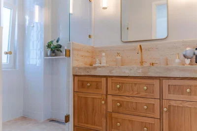 Badezimmer; renoviert, tageslicht, fliesenboden