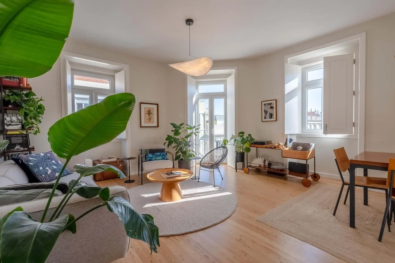 Wohnzimmer; tageslicht, holzboden, moderner stil