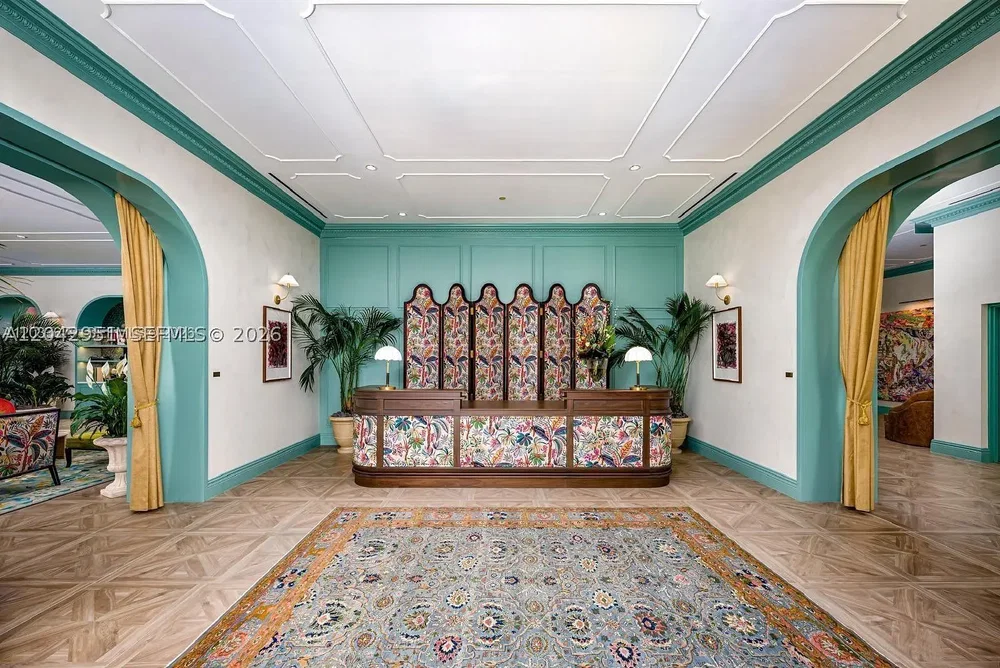 Salon; carrelage, lumière naturelle, style rustique