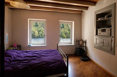 Ložnice; dřevěná podlaha, přirozené světlo, rustikální styl