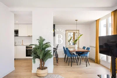 Wohnzimmer; küchengeräte, holzboden, tageslicht, moderner stil