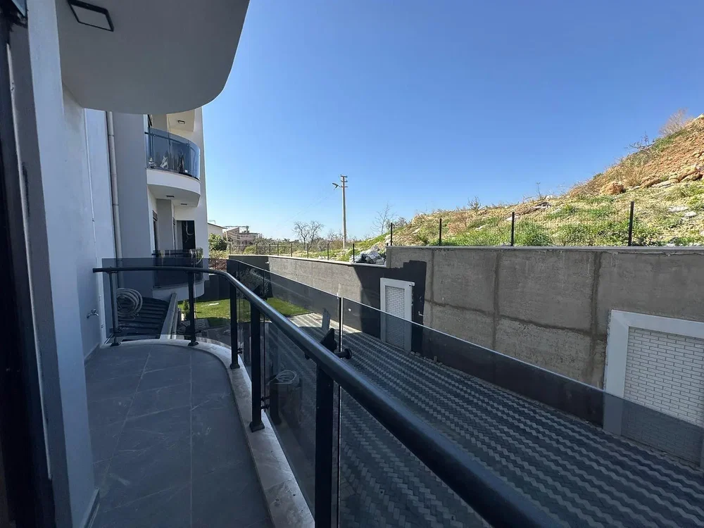 Balkon; uitzicht, tegelvloer