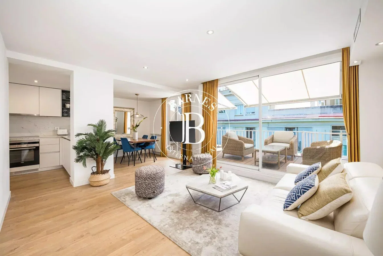Wohnzimmer; tageslicht, moderner stil, holzboden