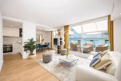 Wohnzimmer; tageslicht, moderner stil, holzboden