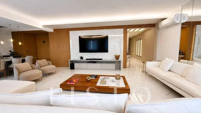 Salon; style moderne, carrelage, lumière naturelle, poutres en bois