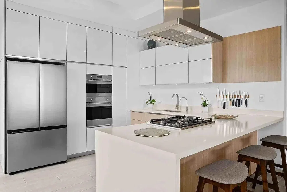 Cuisine; électroménager, lumière naturelle, style moderne, rénové
