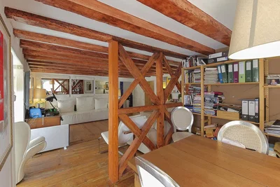 Salon; poutres en bois, parquet, lumière naturelle