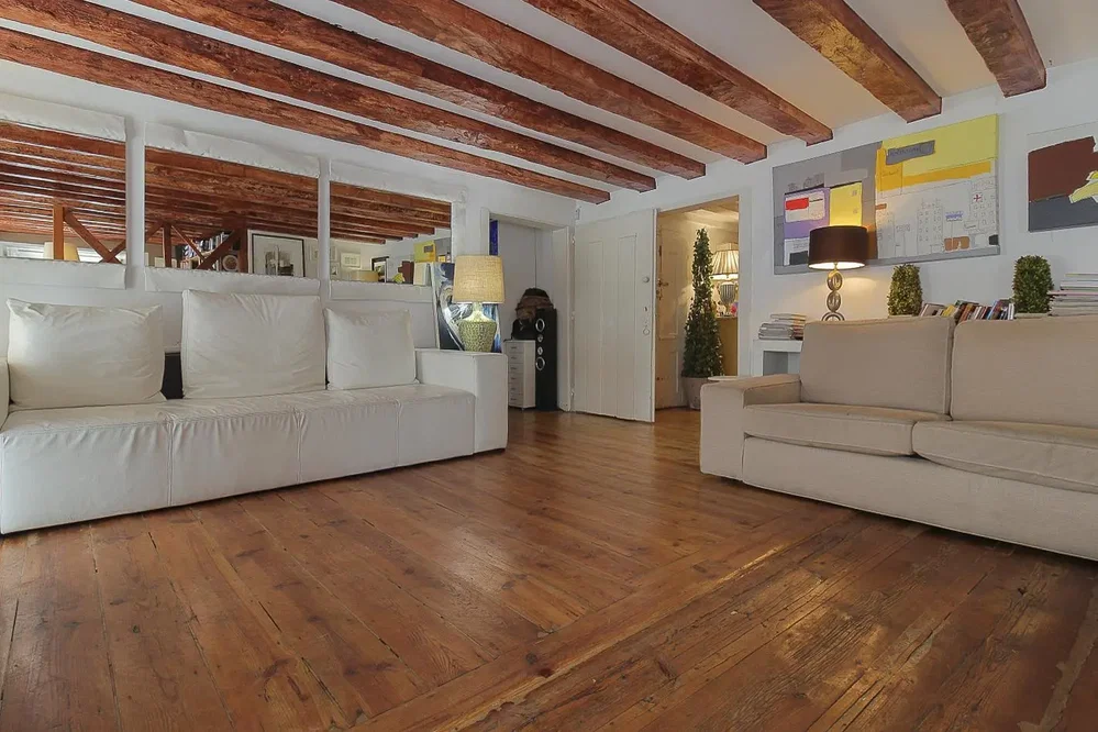Salon; poutres en bois, parquet, lumière naturelle