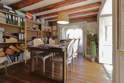 Autre; poutres en bois, parquet, lumière naturelle