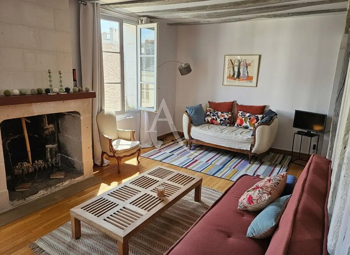 Salon; cheminée, lumière naturelle, parquet