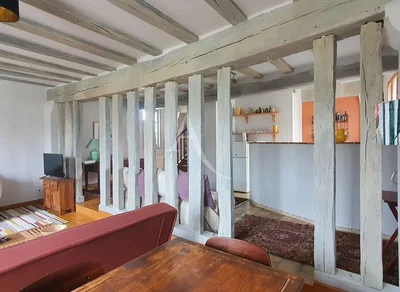 Salon; poutres en bois, parquet, lumière naturelle