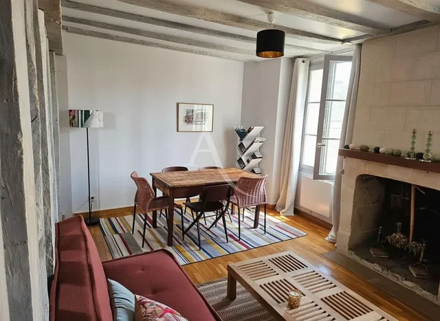 Woonkamer; houten balken, open haard, houten vloer, natuurlijk licht