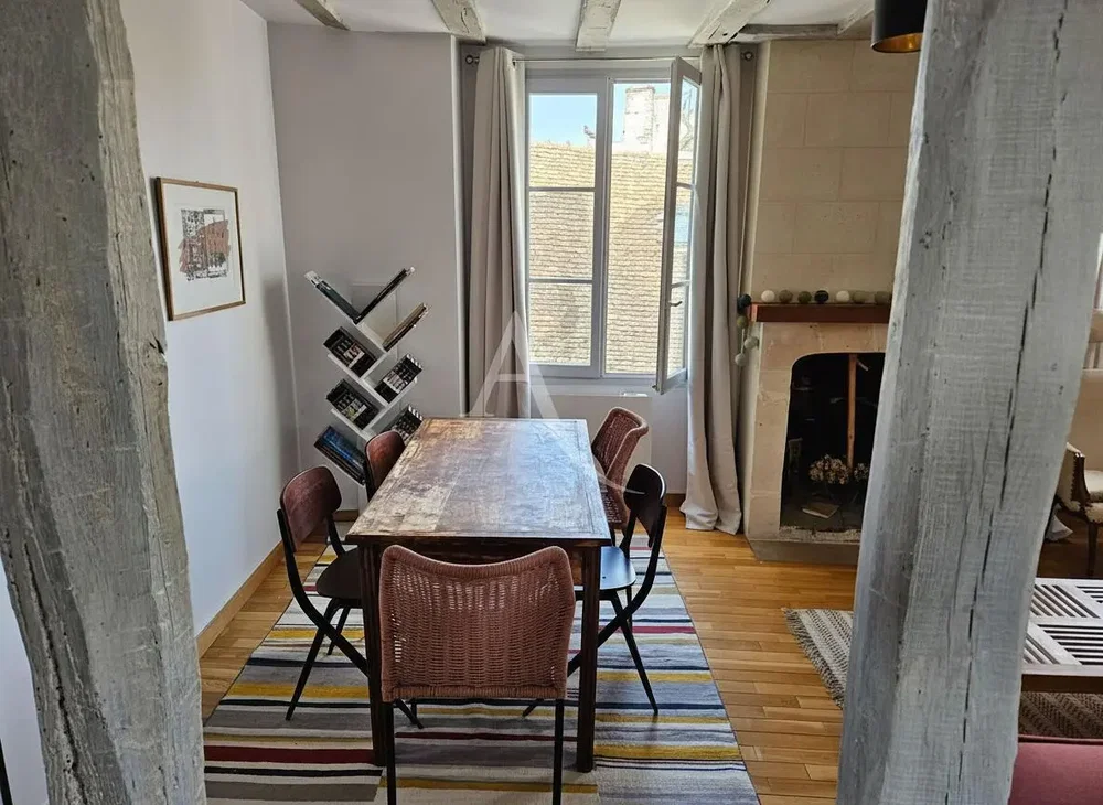 Salon; parquet, cheminée, lumière naturelle, style rustique