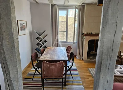 Salon; parquet, cheminée, lumière naturelle, style rustique