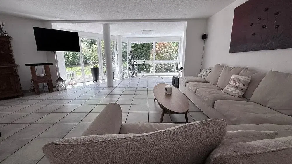 Woonkamer; tegelvloer, natuurlijk licht, moderne stijl