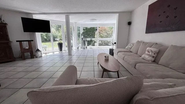 Obývací pokoj; dlažba, přirozené světlo, moderní styl