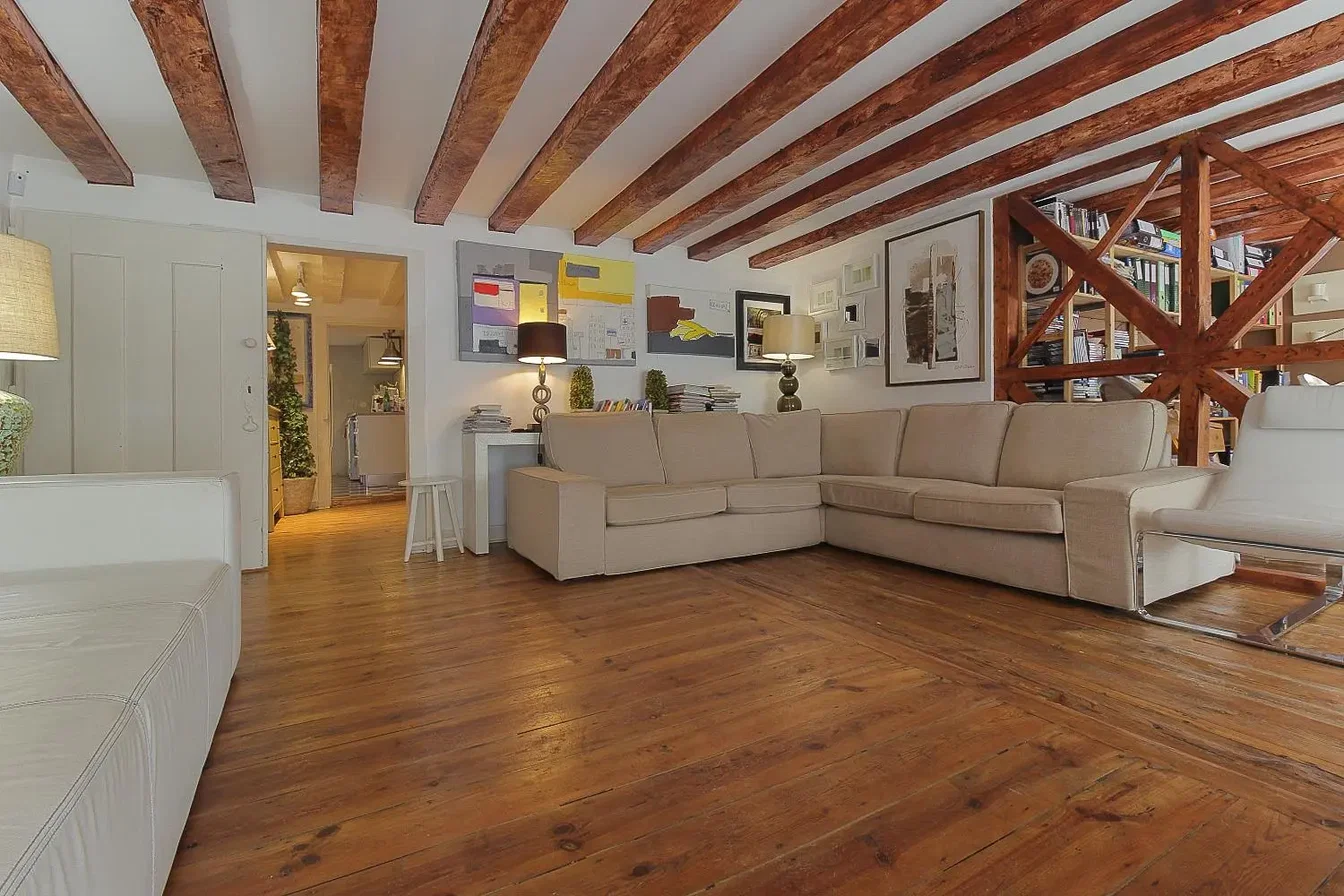 Salon; poutres en bois, parquet, lumière naturelle