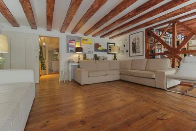 Salon; poutres en bois, parquet, lumière naturelle