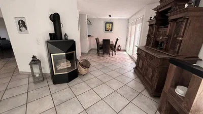 Woonkamer; open haard, houten vloer, tegelvloer, rustieke stijl