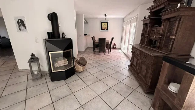Dnevna soba; kamin, drveni pod, pločice, rustikalni stil