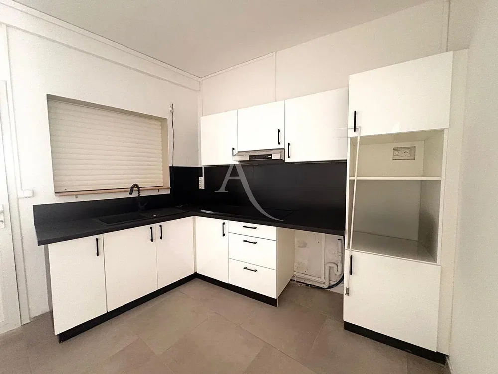 Keuken; keukenapparatuur, tegelvloer, natuurlijk licht