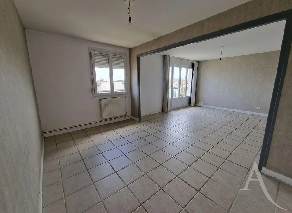 Woonkamer; tegelvloer, natuurlijk licht