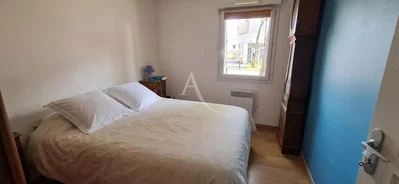 Spálňa; prirodzené svetlo, drevená podlaha