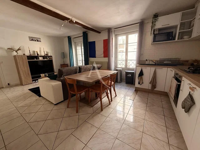 Woonkamer; tegelvloer, open haard, natuurlijk licht