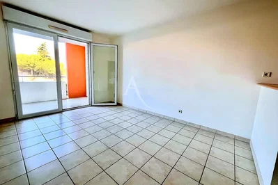 Obývačka; dlažba, prirodzené svetlo