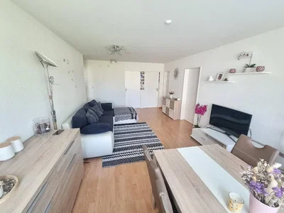Salon; parquet, lumière naturelle, style moderne