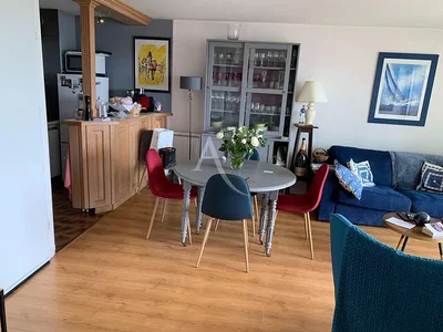 Dnevna soba; drveni pod, prirodno svjetlo, moderni stil