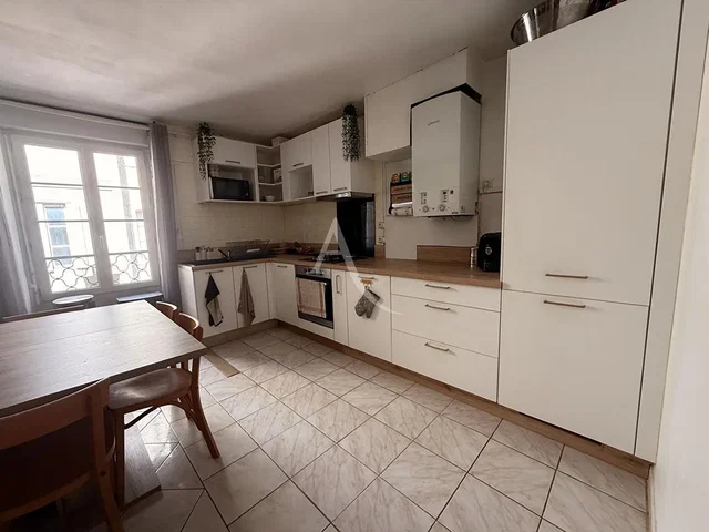 Keuken; keukenapparatuur, tegelvloer, natuurlijk licht