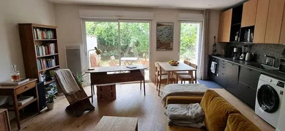 Obývačka; prirodzené svetlo, drevená podlaha, moderný štýl