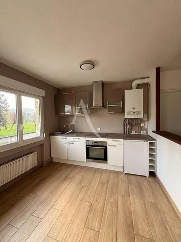 Keuken; keukenapparatuur, uitzicht, houten vloer, natuurlijk licht