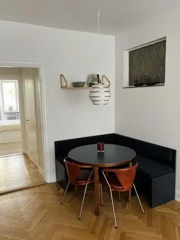 Obývačka; drevená podlaha, prirodzené svetlo