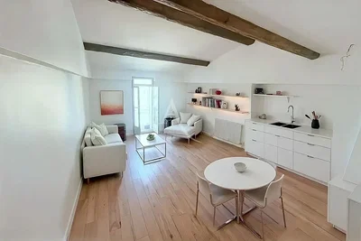 Obývačka; drevená podlaha, prirodzené svetlo, moderný štýl