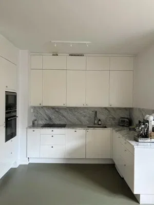 Cuisine; électroménager, carrelage, lumière naturelle