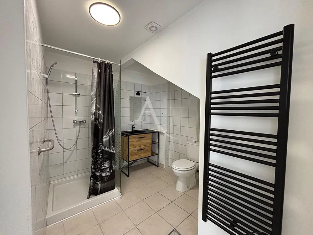 Badkamer; tegelvloer, gerenoveerd