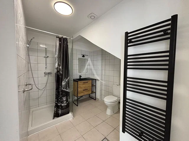 Badkamer; tegelvloer, gerenoveerd