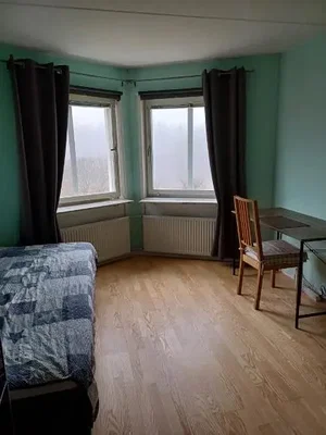 Spavaća soba; drveni pod, prirodno svjetlo