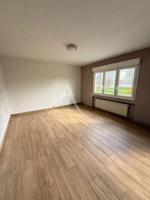Dnevna soba; drveni pod, prirodno svjetlo, potrebna renovacija
