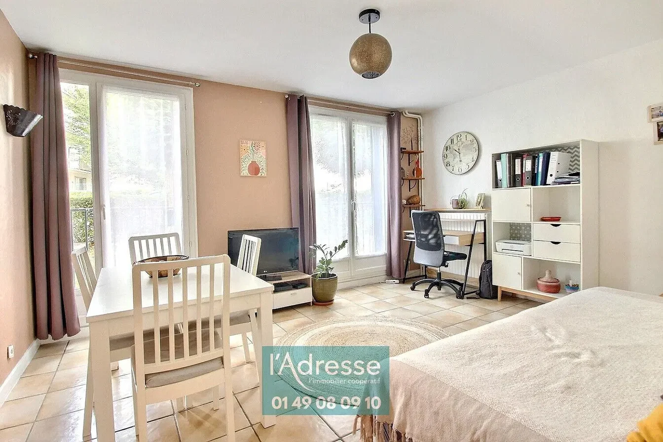 Spavaća soba; prirodno svjetlo, drveni pod, moderni stil