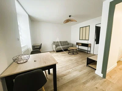 Dnevna soba; drveni pod, prirodno svjetlo, moderni stil