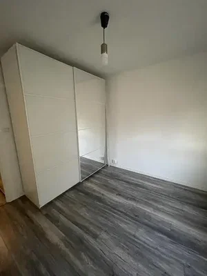 Spavaća soba; drveni pod, prirodno svjetlo