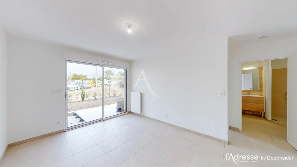 Woonkamer; tegelvloer, natuurlijk licht, uitzicht