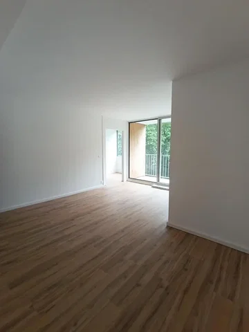 Woonkamer; houten vloer, natuurlijk licht