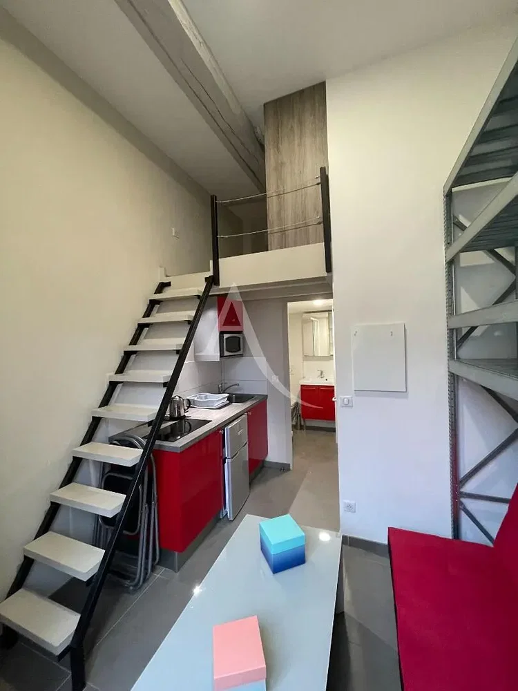 Kuhinja; kuhinjski aparati, prirodno svjetlo, moderni stil