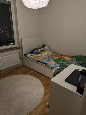 Dječija soba; drveni pod, prirodno svjetlo, moderni stil