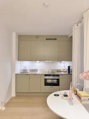 Mutfak; mutfak aletleri, ahşap zemin, doğal ışık, modern stil